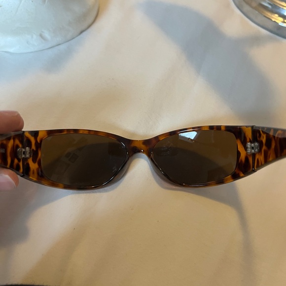 Tortoise Shell Sunglasses - Picture 4 of 4